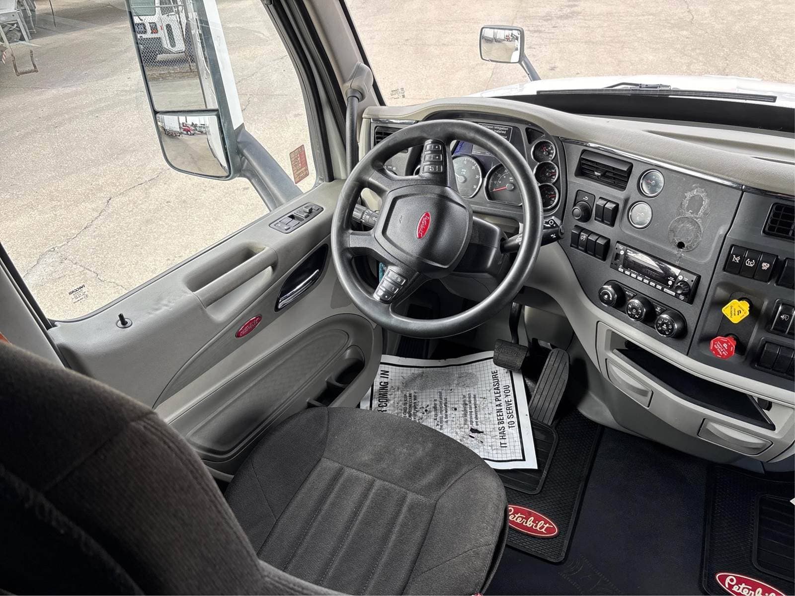 2021 Peterbilt 579 image 9