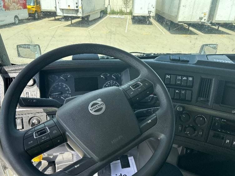 2023 Volvo VNL image 10
