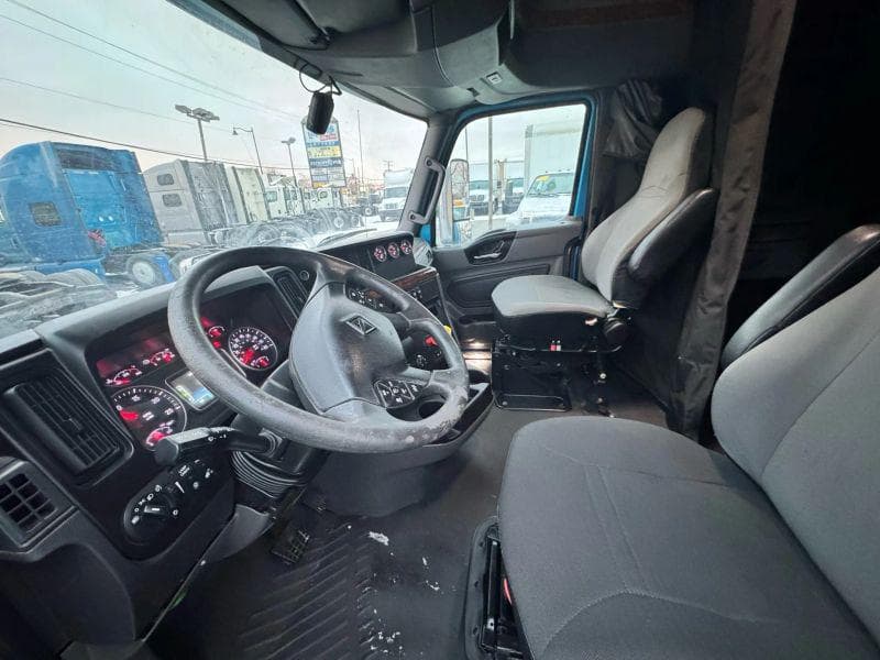 2019 International LT image 19