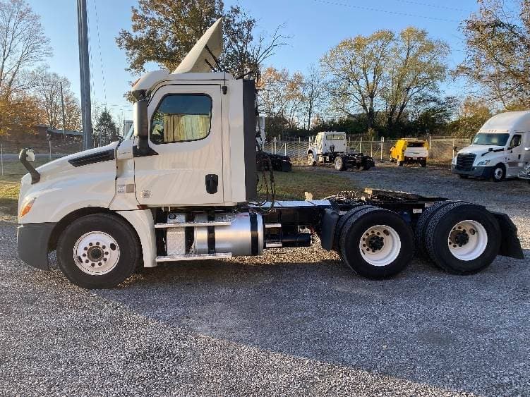 2019 Freightliner Cascadia 126 Day Cab Truck - 435HP, 12 Speed Automatic image 4