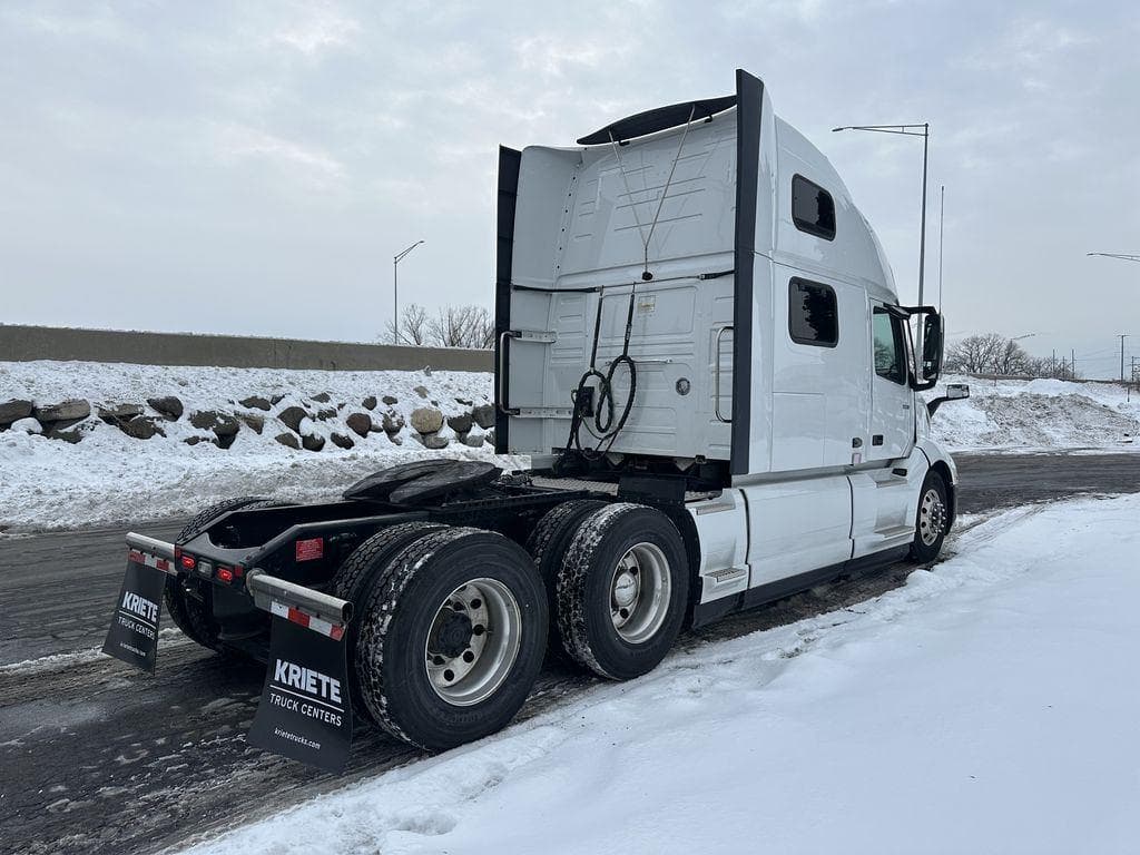 2023 Volvo VNL image 5