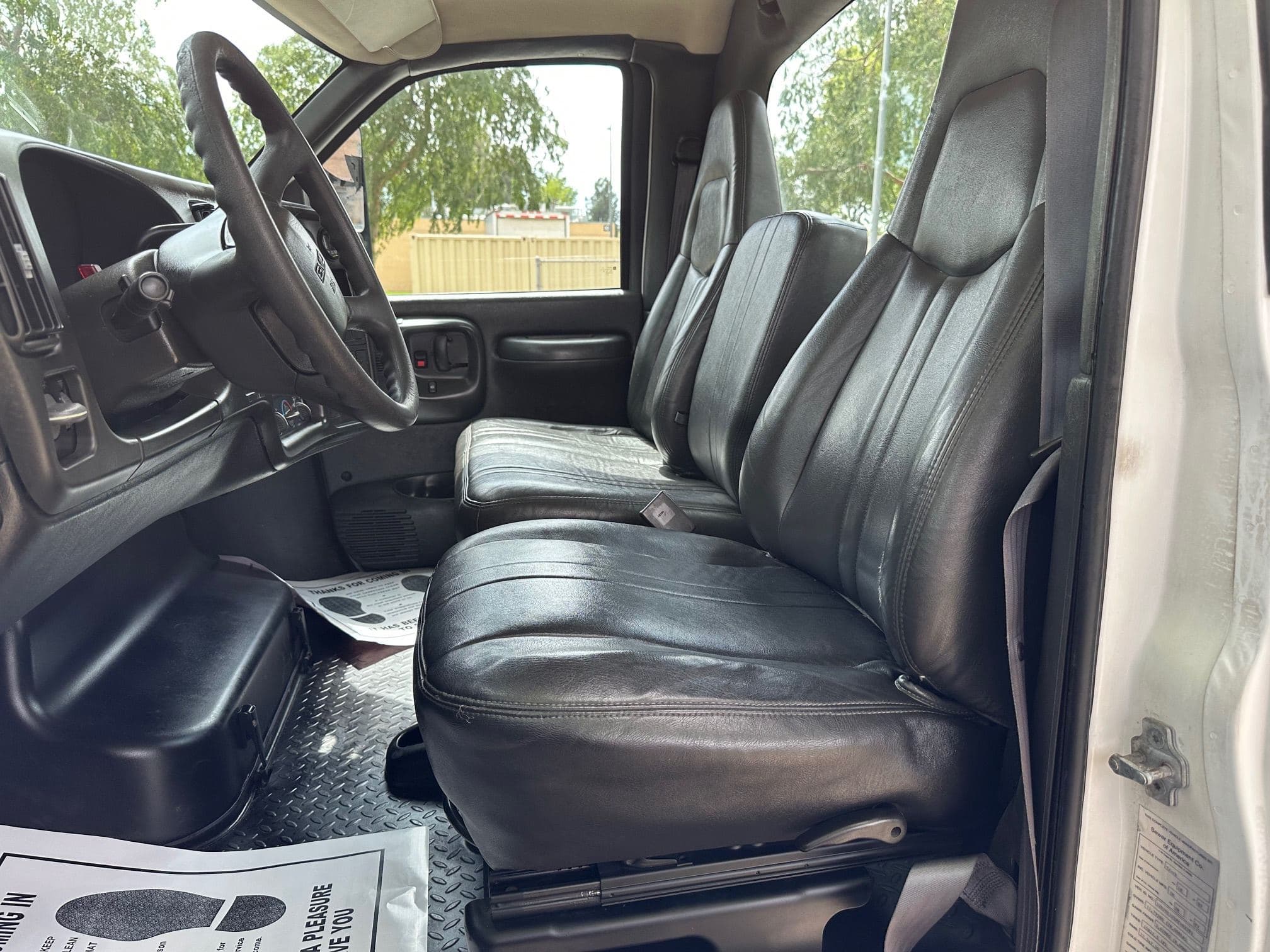 2008 GMC TOPKICK C6500 Cab and Chassis image 17