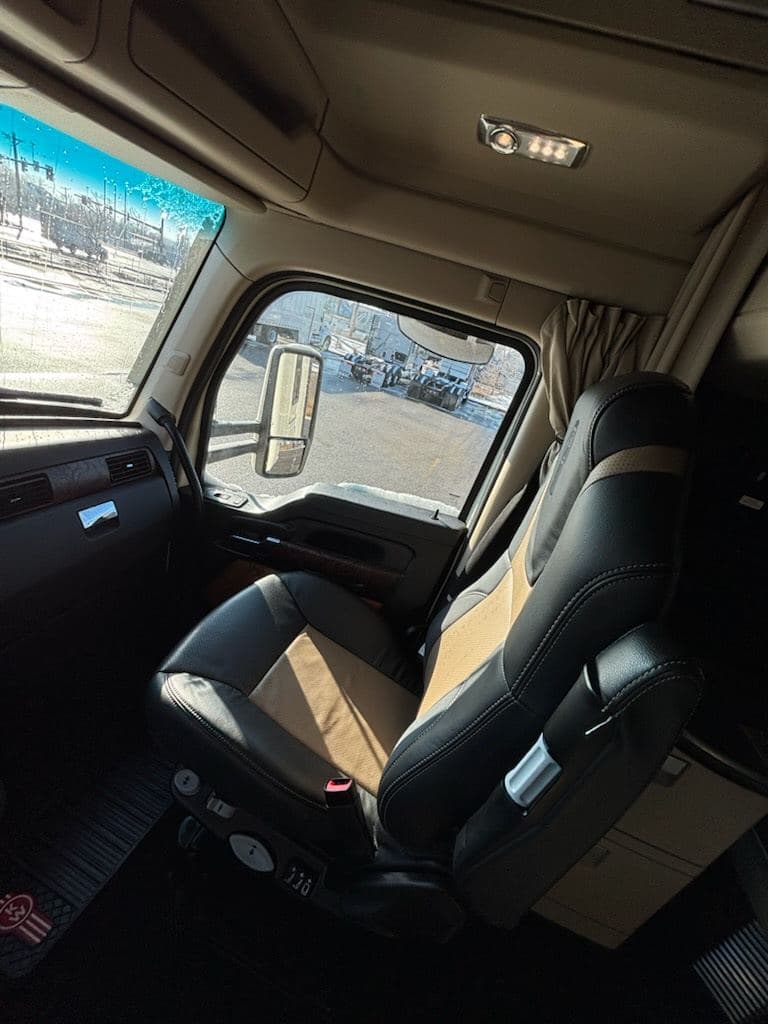 2023 Kenworth T680 image 15