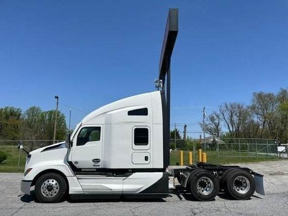2025 Kenworth T680 image 2