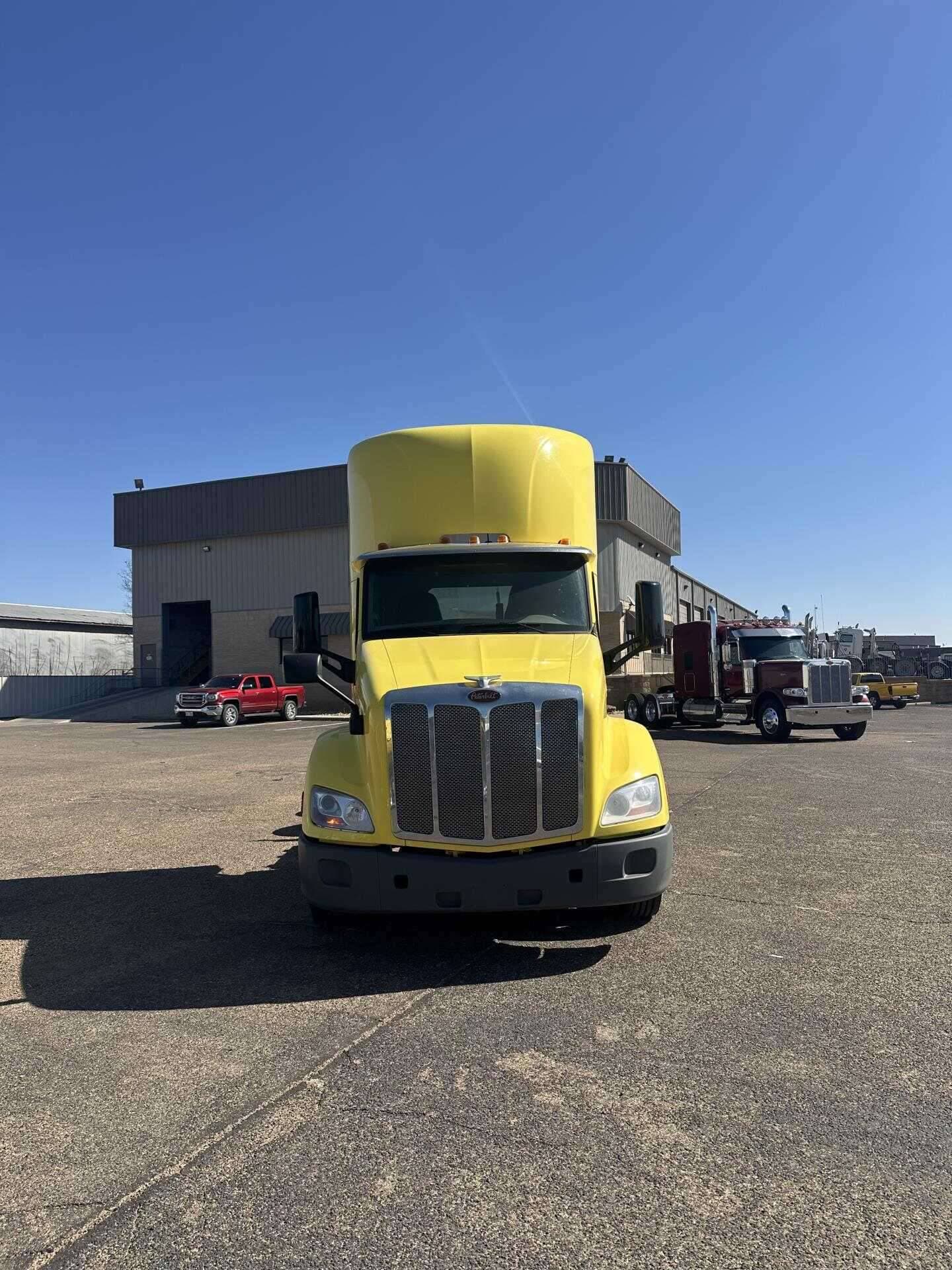 2021 Peterbilt 579 image 1