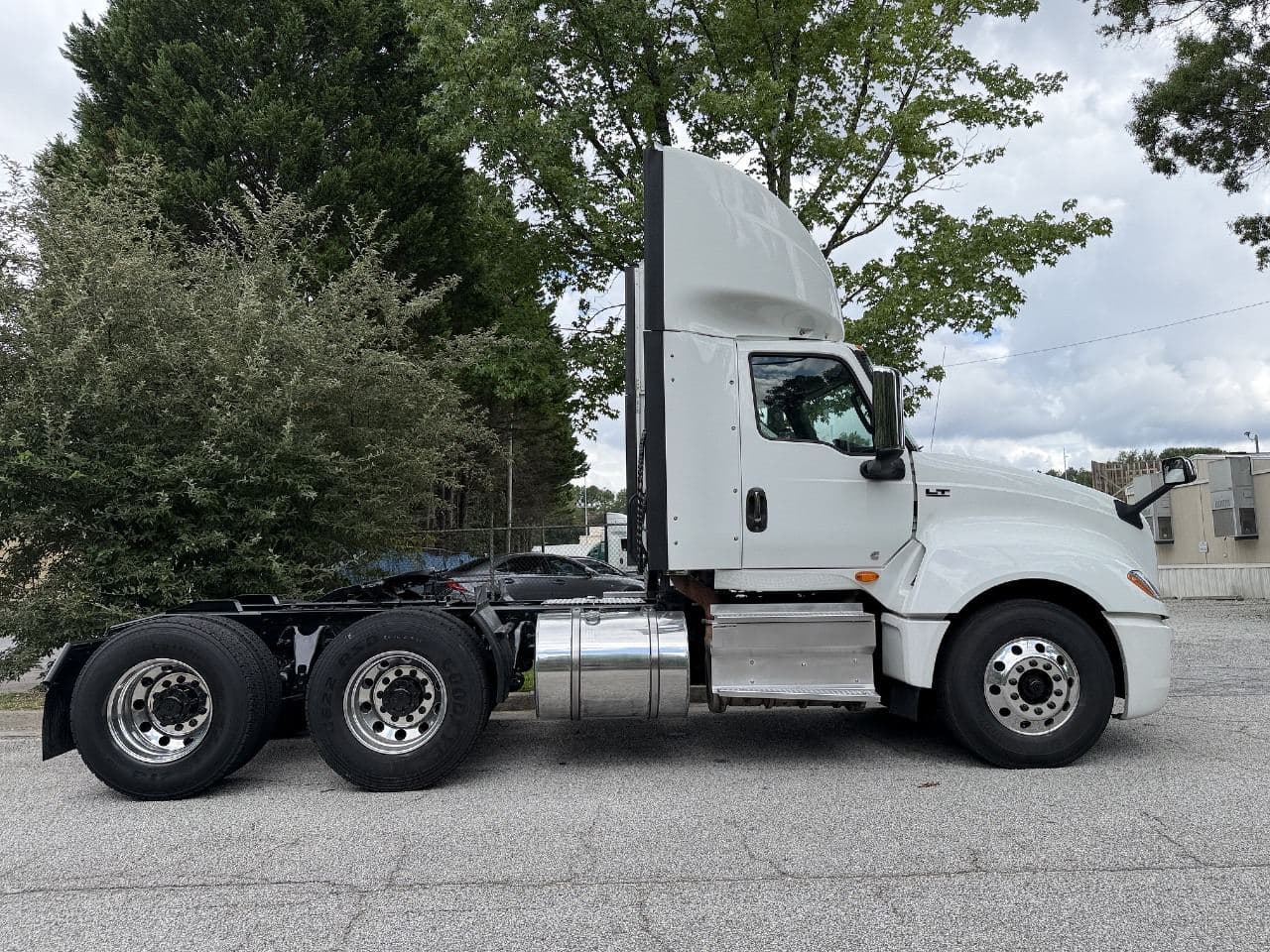 2019 International LT625 image 2