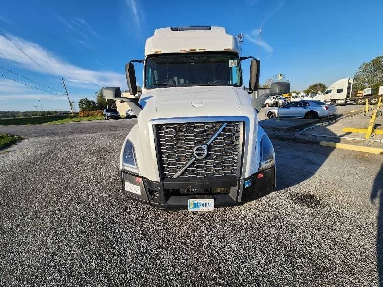 2022 Volvo VNL image 2