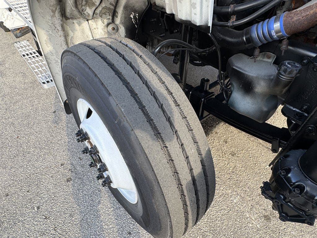 2015 Freightliner M2 106 image 37