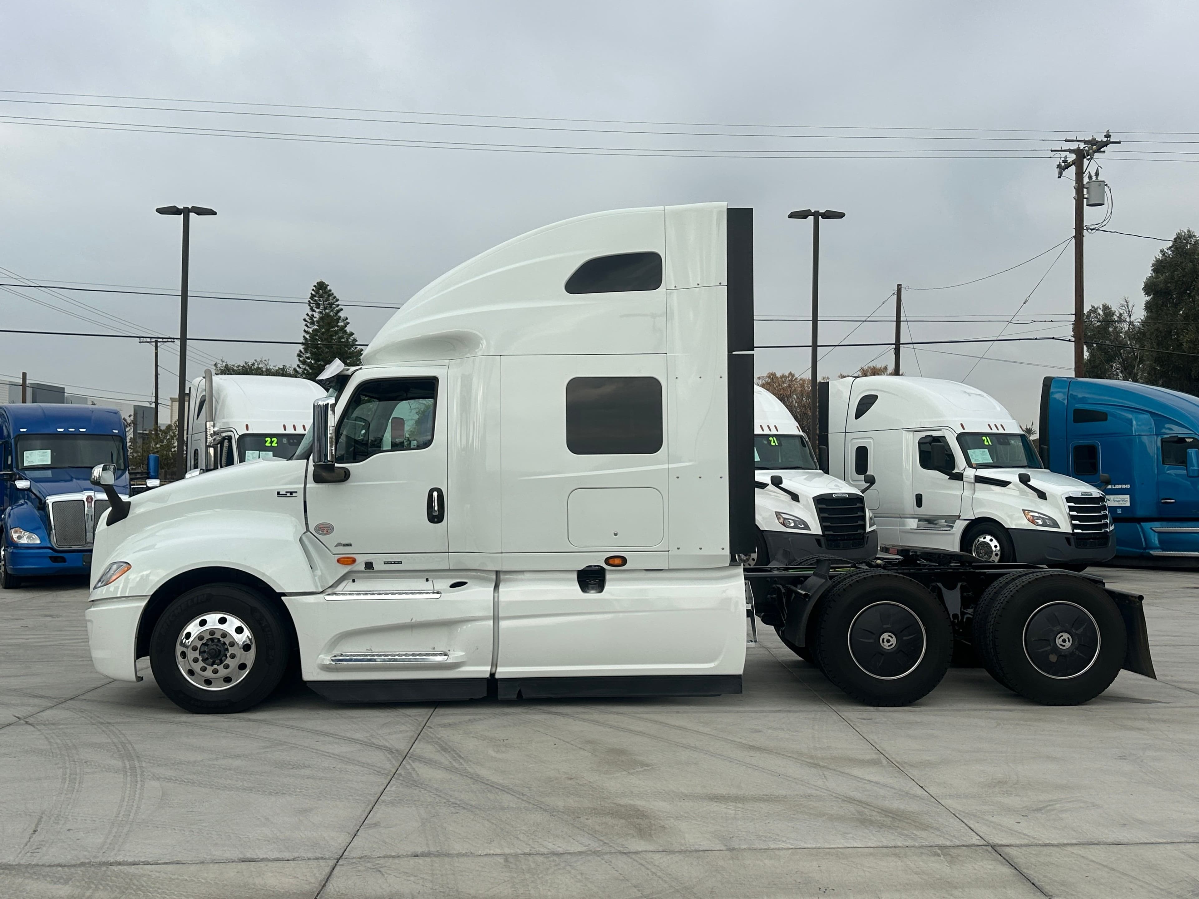 2022 International LT image 7