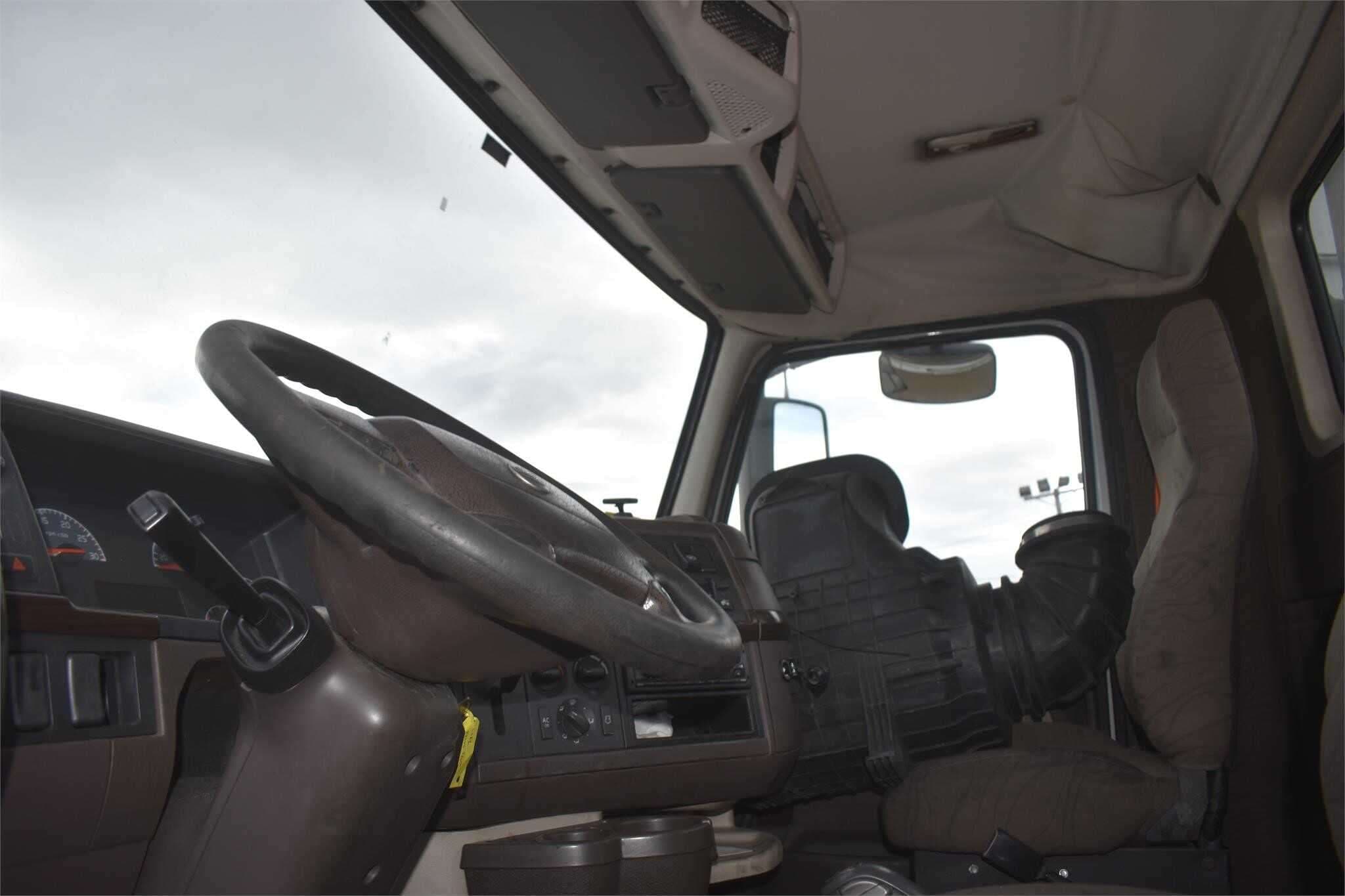 2024 Volvo VNL image 3