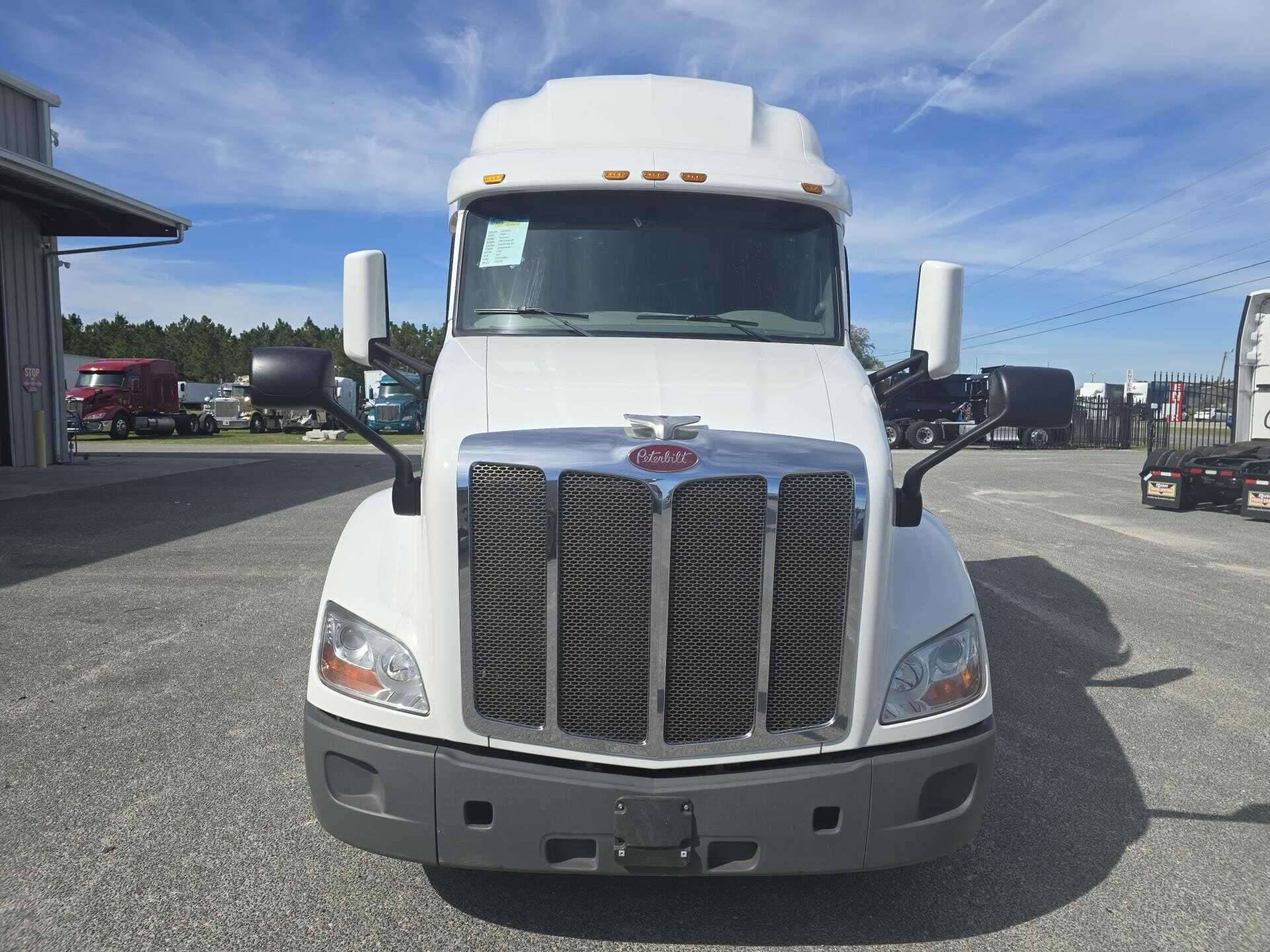 2021 Peterbilt 579 image 2