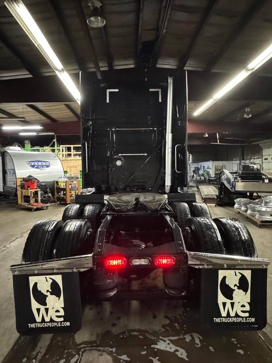 2023 Volvo VNL image 7