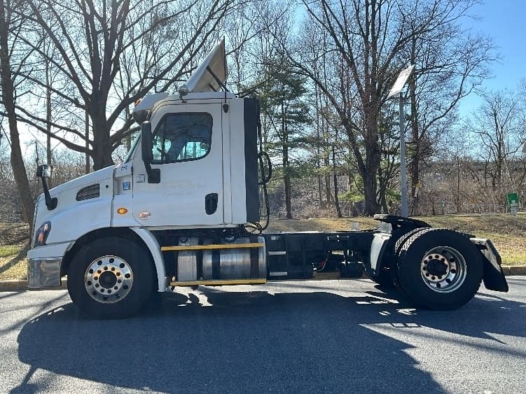 Used 2017 FREIGHTLINER Conventional - Day Cab, Tractor - CASCADIA 113 For Sale image 4