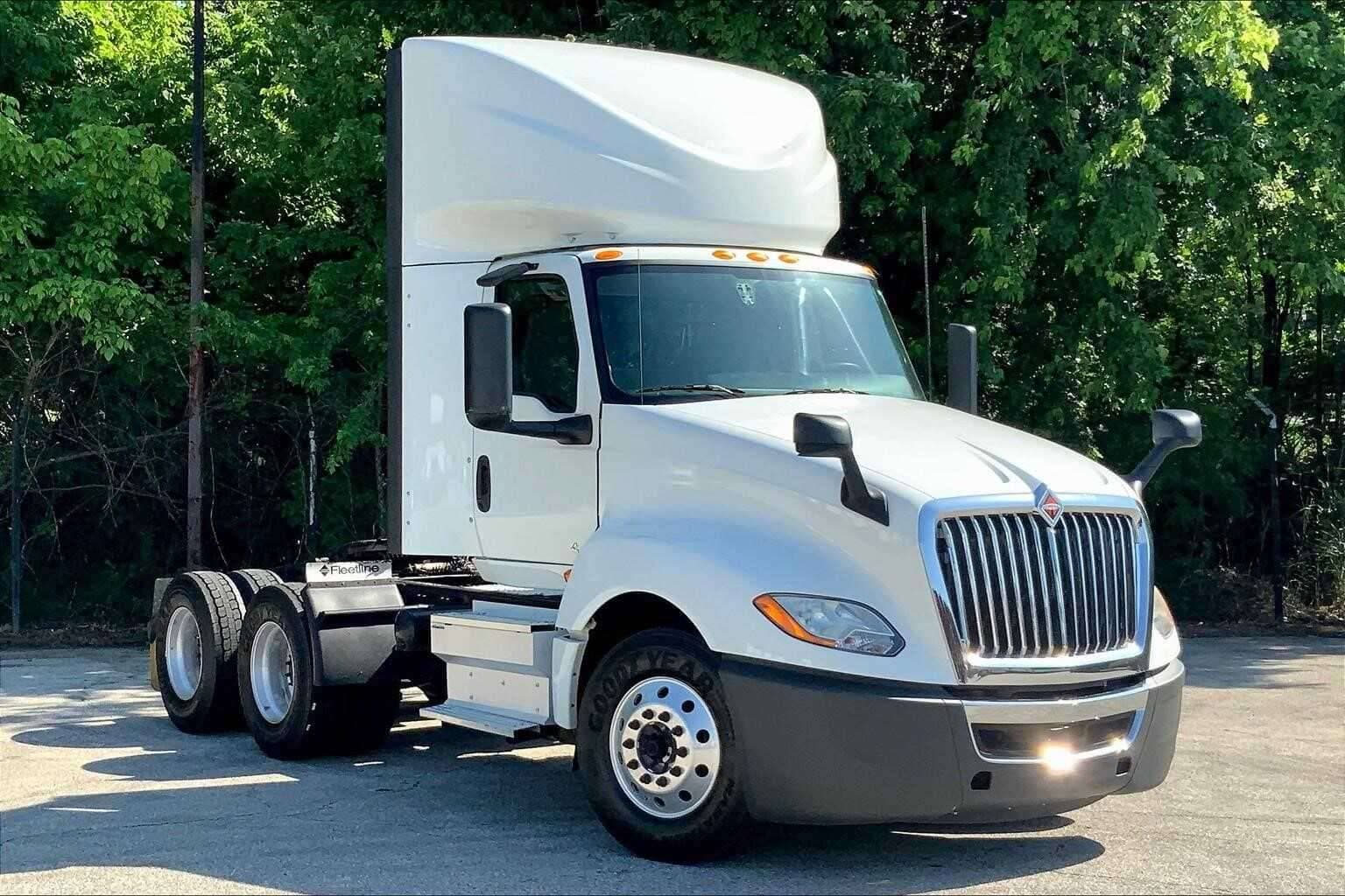 2020 International LT625 image 1