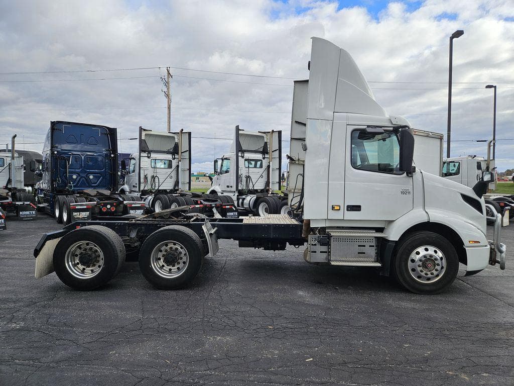 2019 Volvo VNR image 6