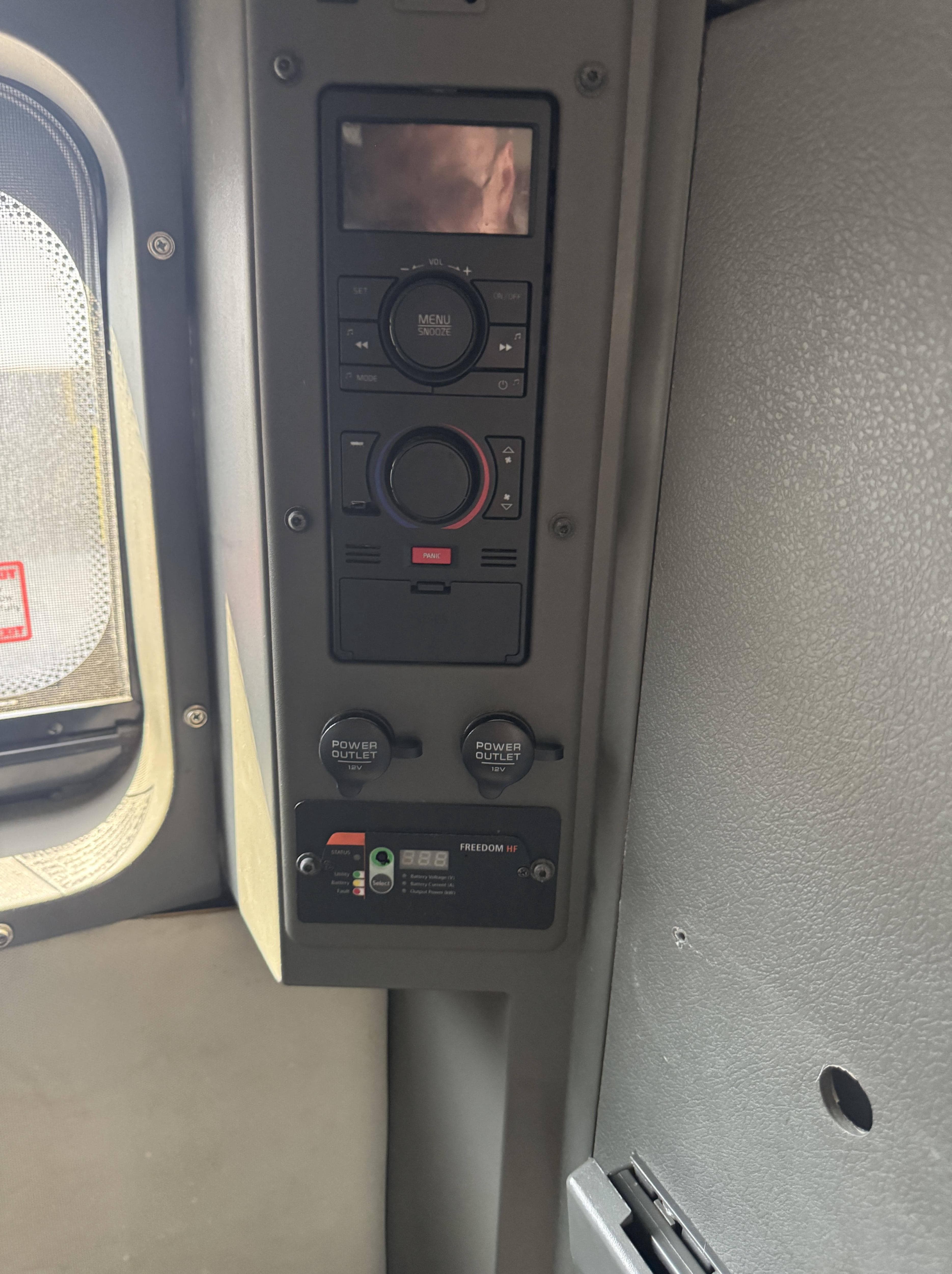 2022 Volvo VNL860 image 20