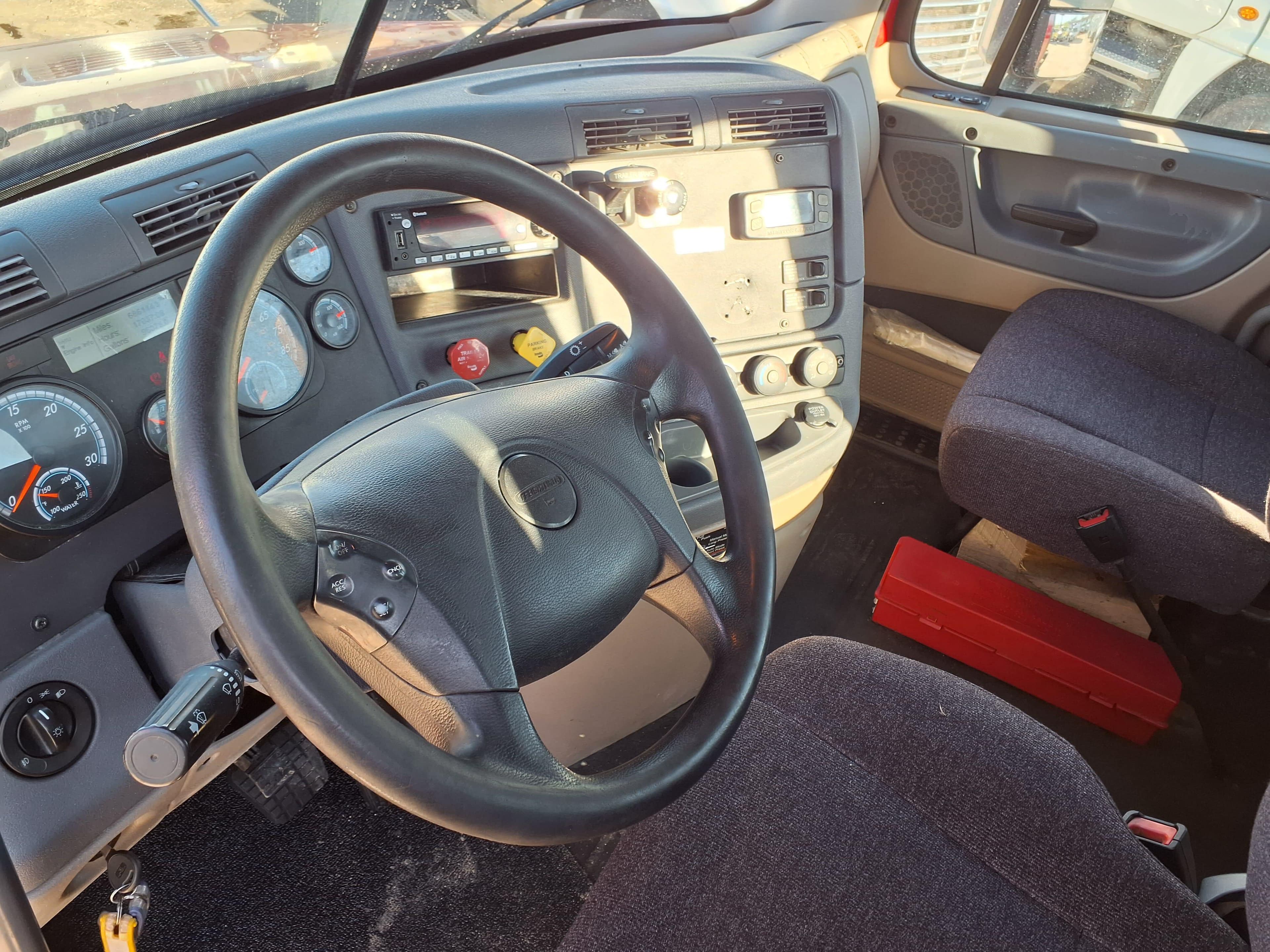 Used 2019 FREIGHTLINER/MERCEDES Conventional - Day Cab - CASCADIA 125 image 7