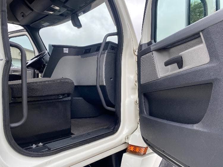 2019 Freightliner Cascadia 126 Day Cab Truck - 435HP, 12 Speed Automatic image 12