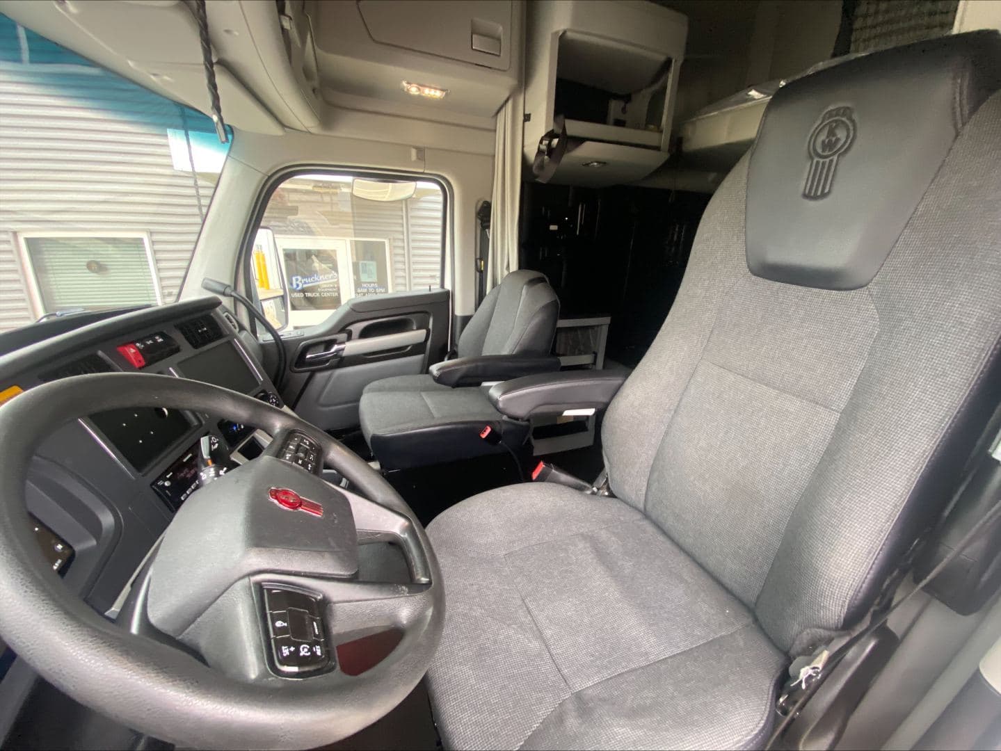 2023 Kenworth T680 image 18