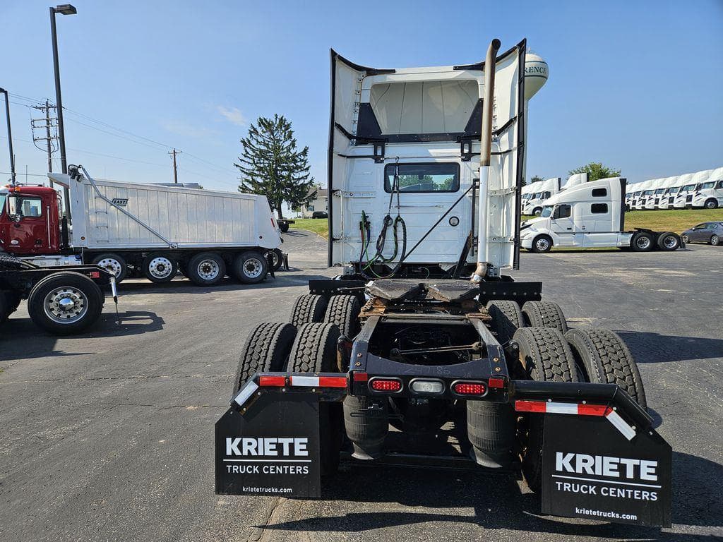 2020 Volvo VNR image 4