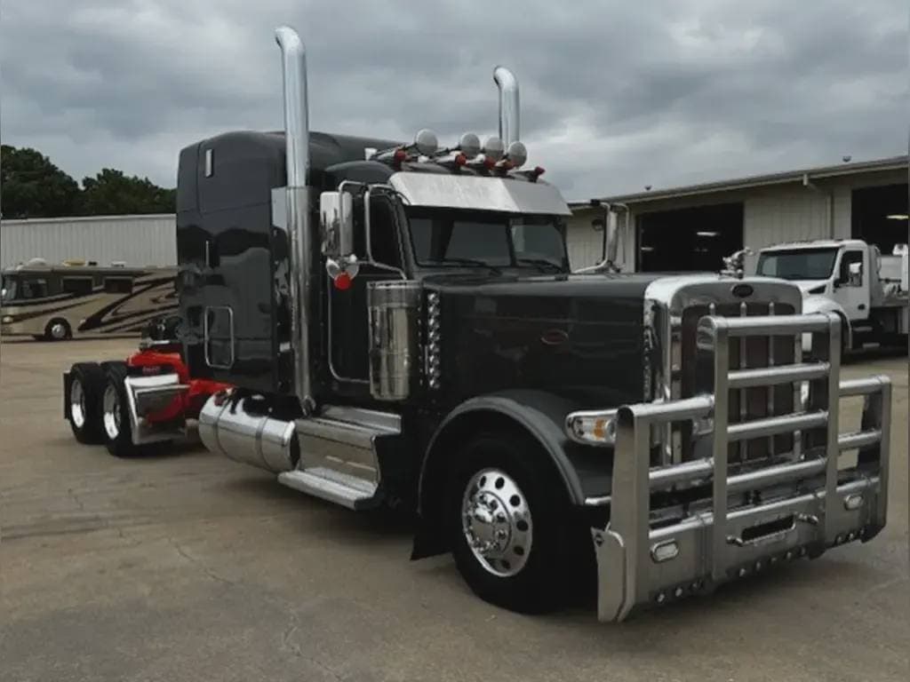 2022 Peterbilt 389 image 1