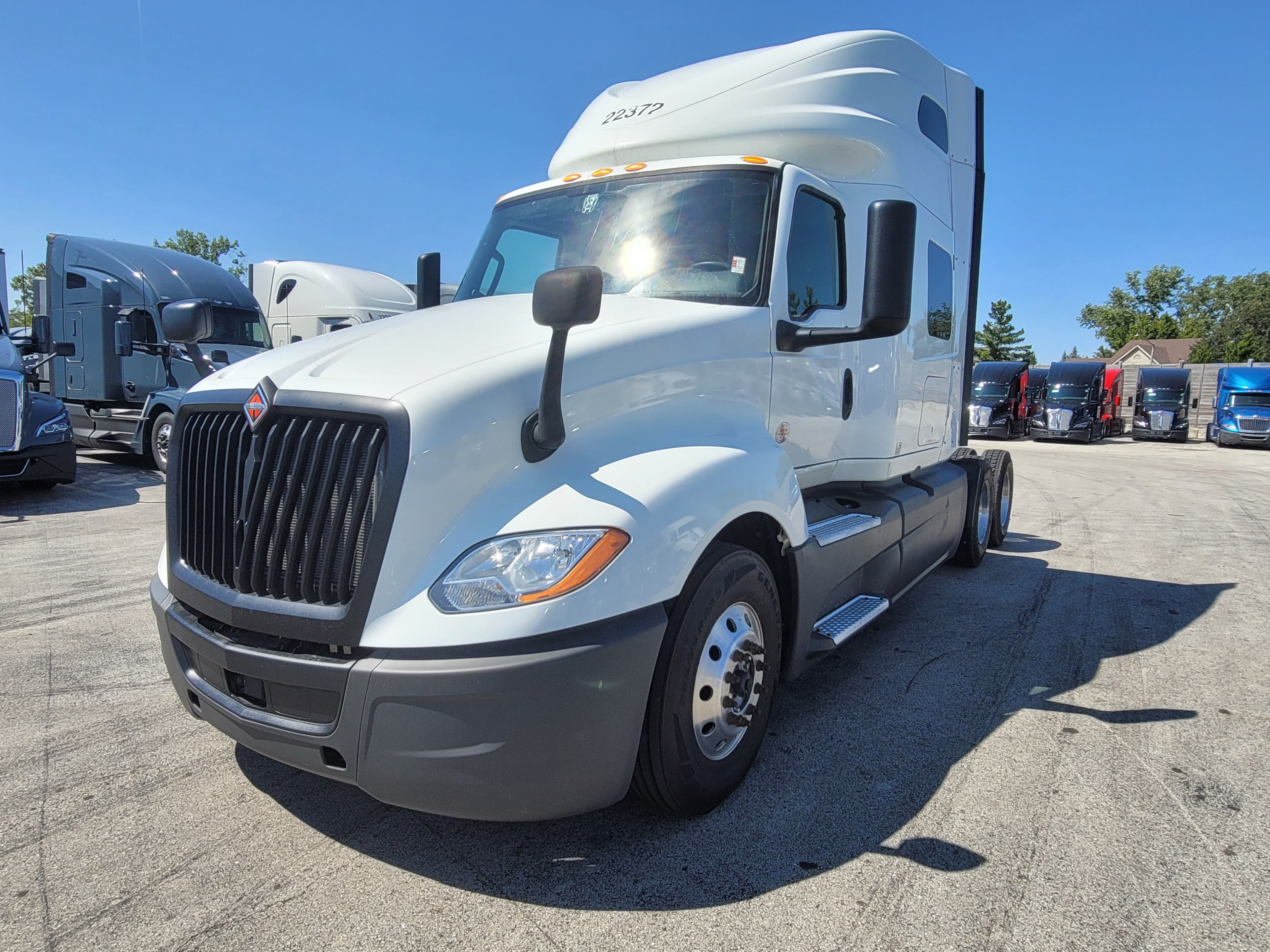 2022 International LT image 1