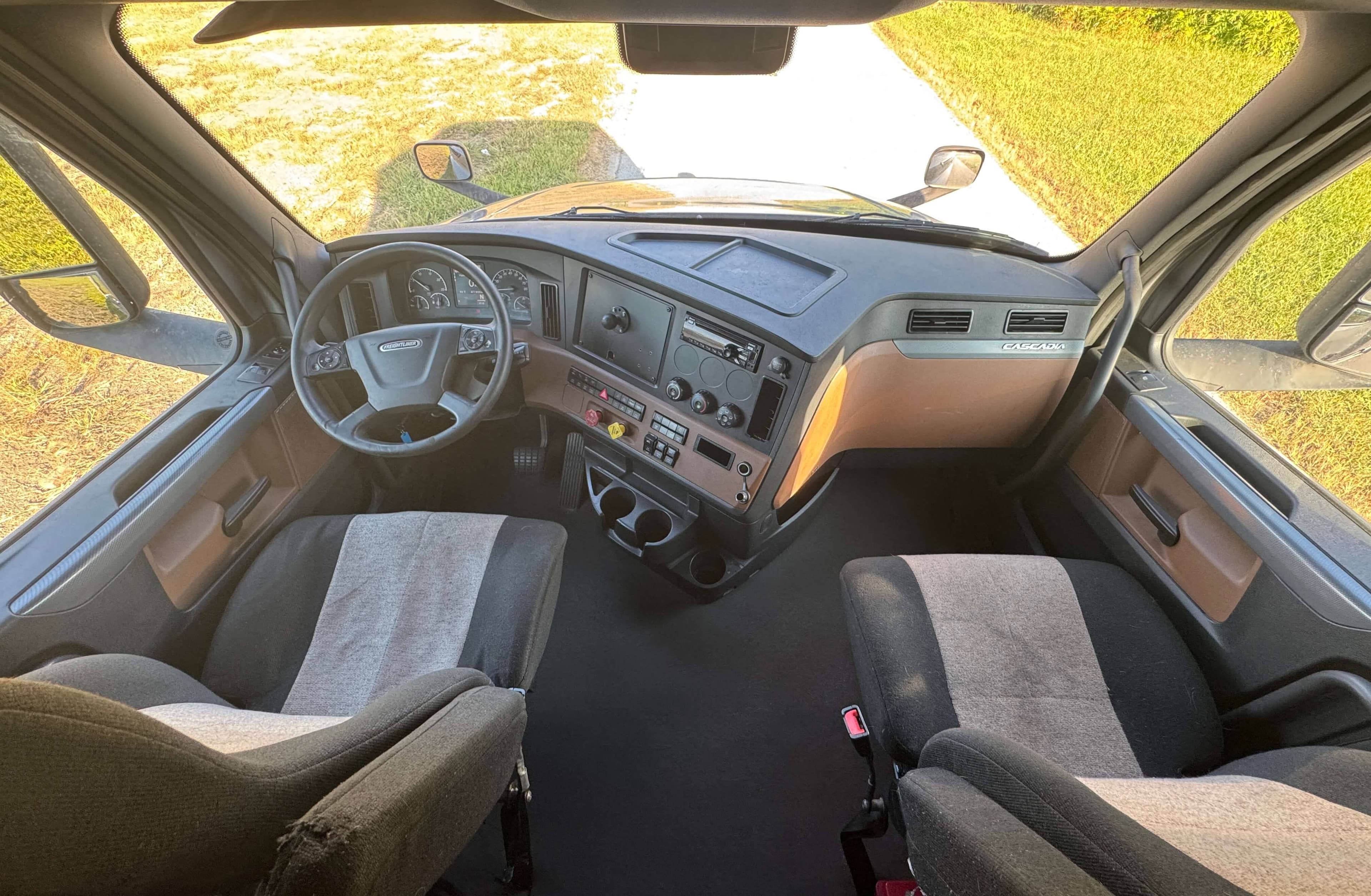 2021 Freightliner Cascadia 126 image 12