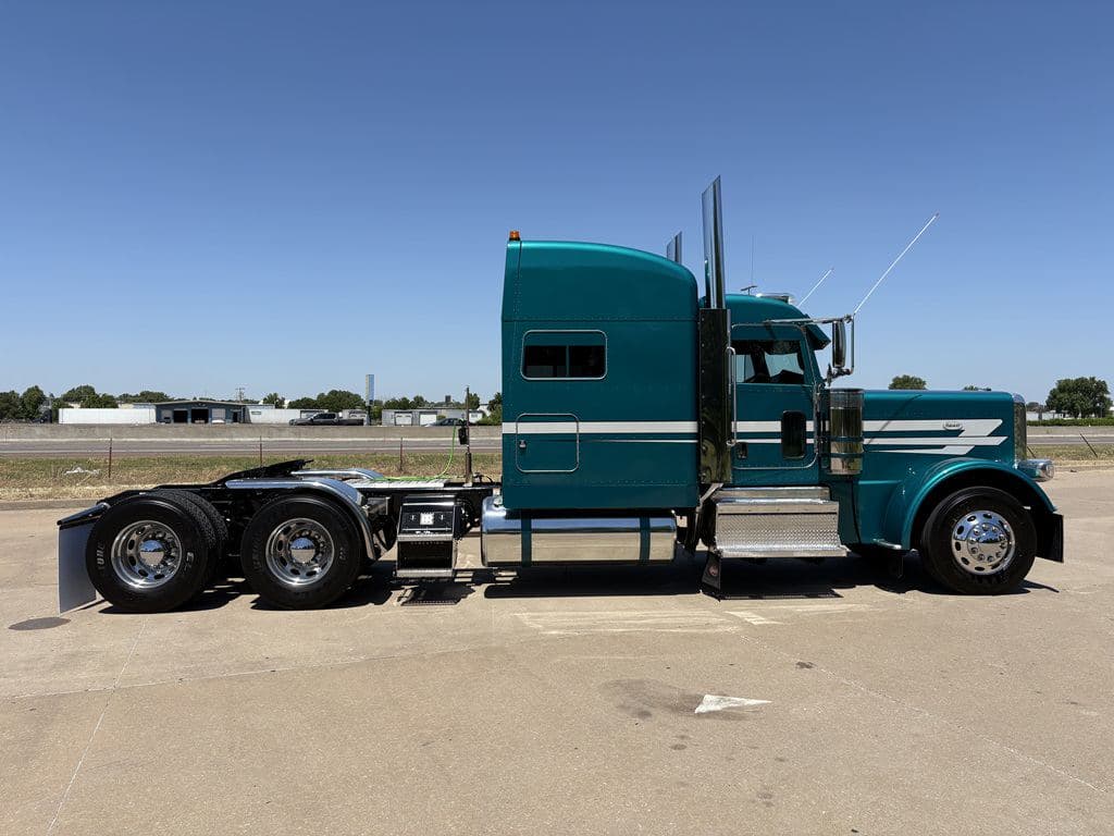 Used 2024 PETERBILT 389 image 17