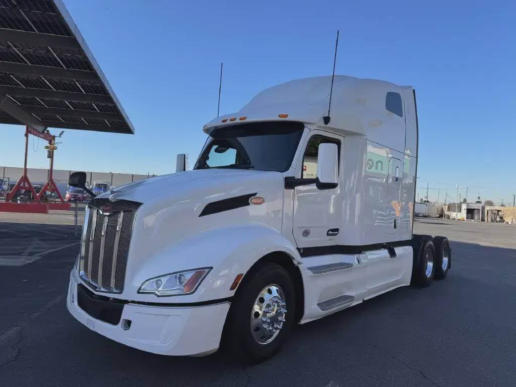 2022 Peterbilt 579 image 1