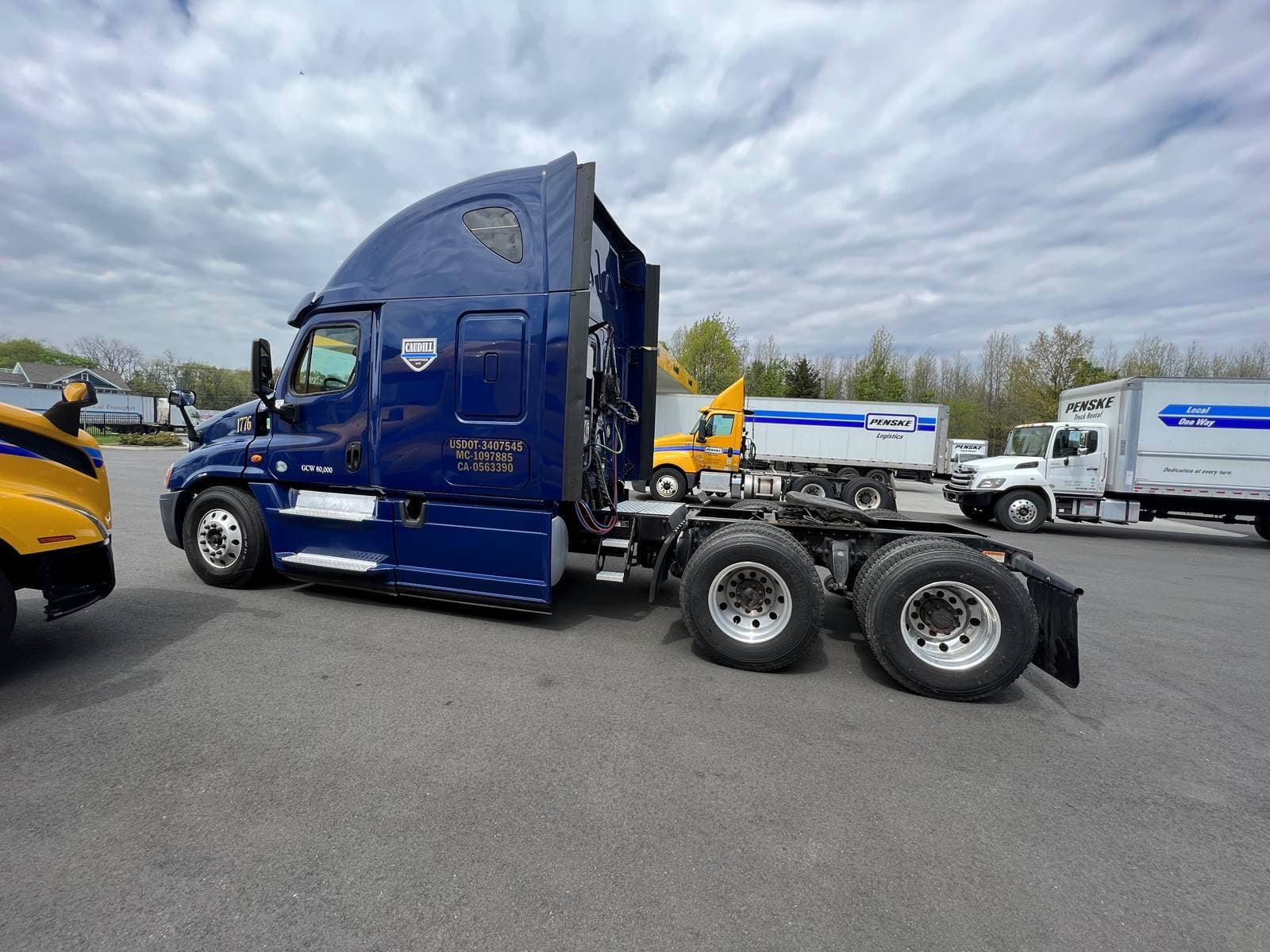 2015 Freightliner Cascadia 125 Sleeper Semi Truck image 6