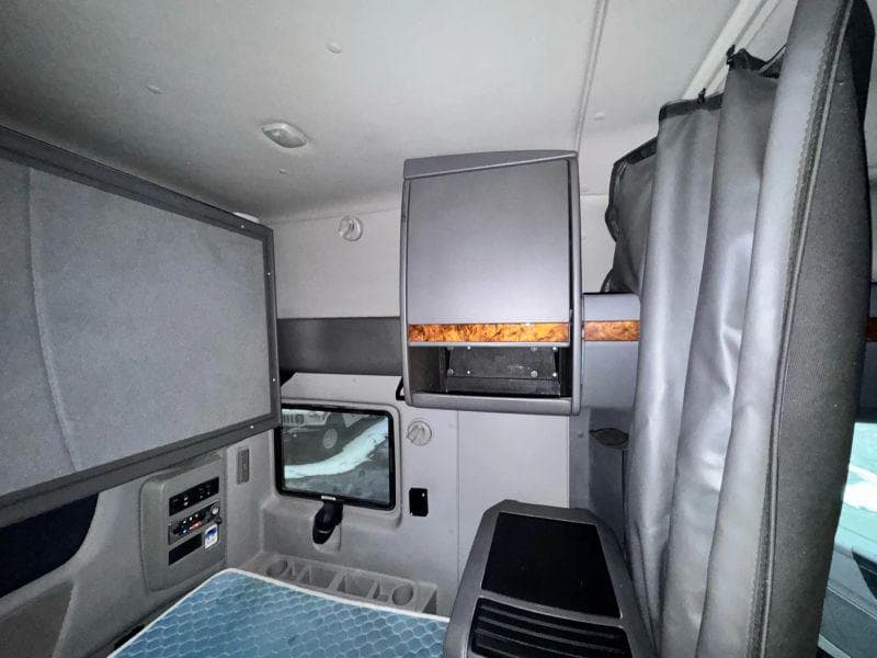 2019 International LT image 26