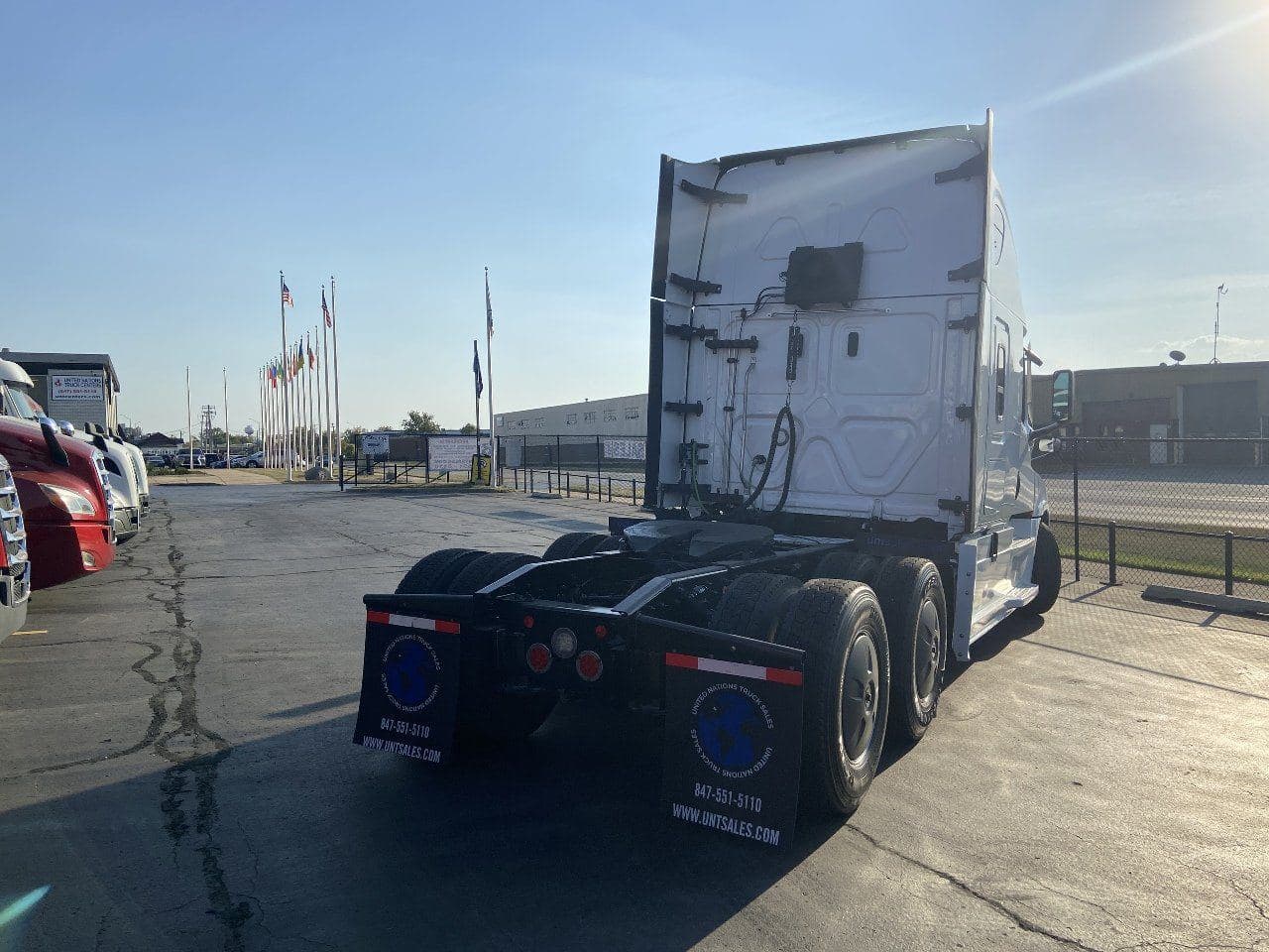 2021 FREIGHTLINER Cascadia CA126 Tandem Axle Sleeper image 5