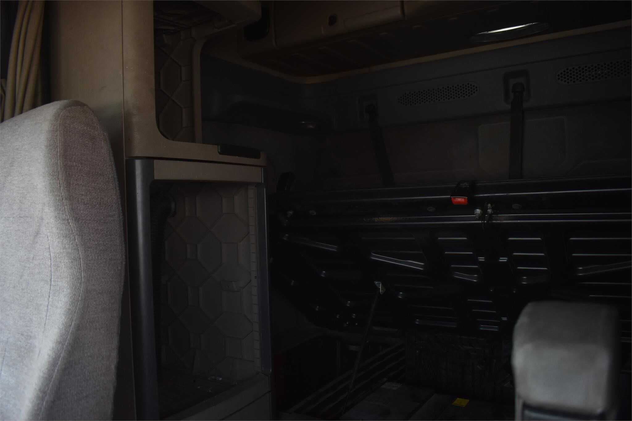 2013 Freightliner Cascadia 125 image 2