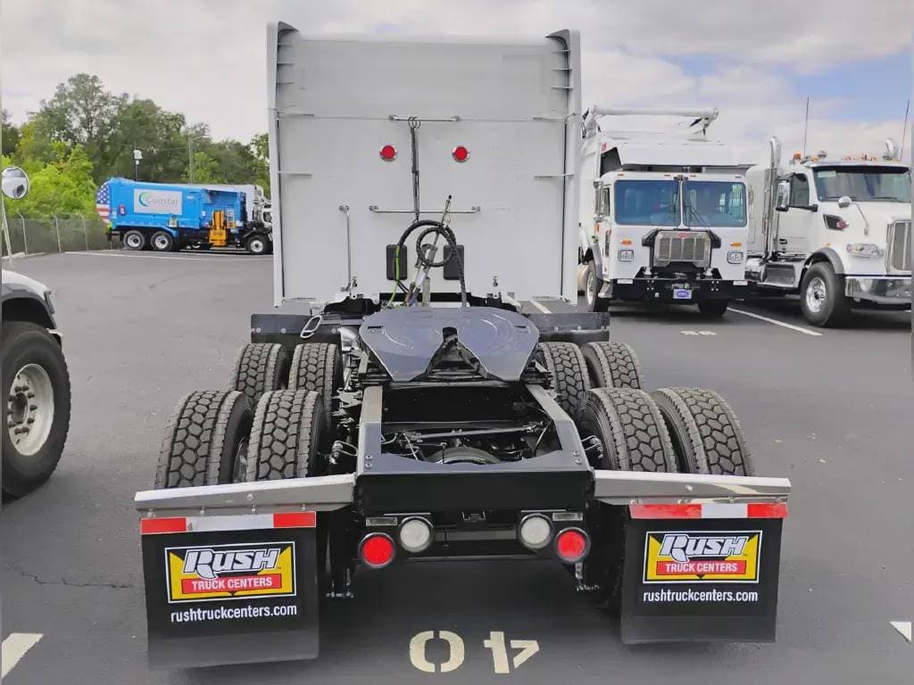 2022 Peterbilt 579 image 3