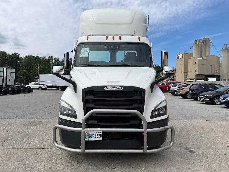 2022 Freightliner Cascadia image 2