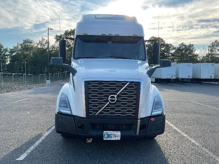 2022 Volvo VNL image 2