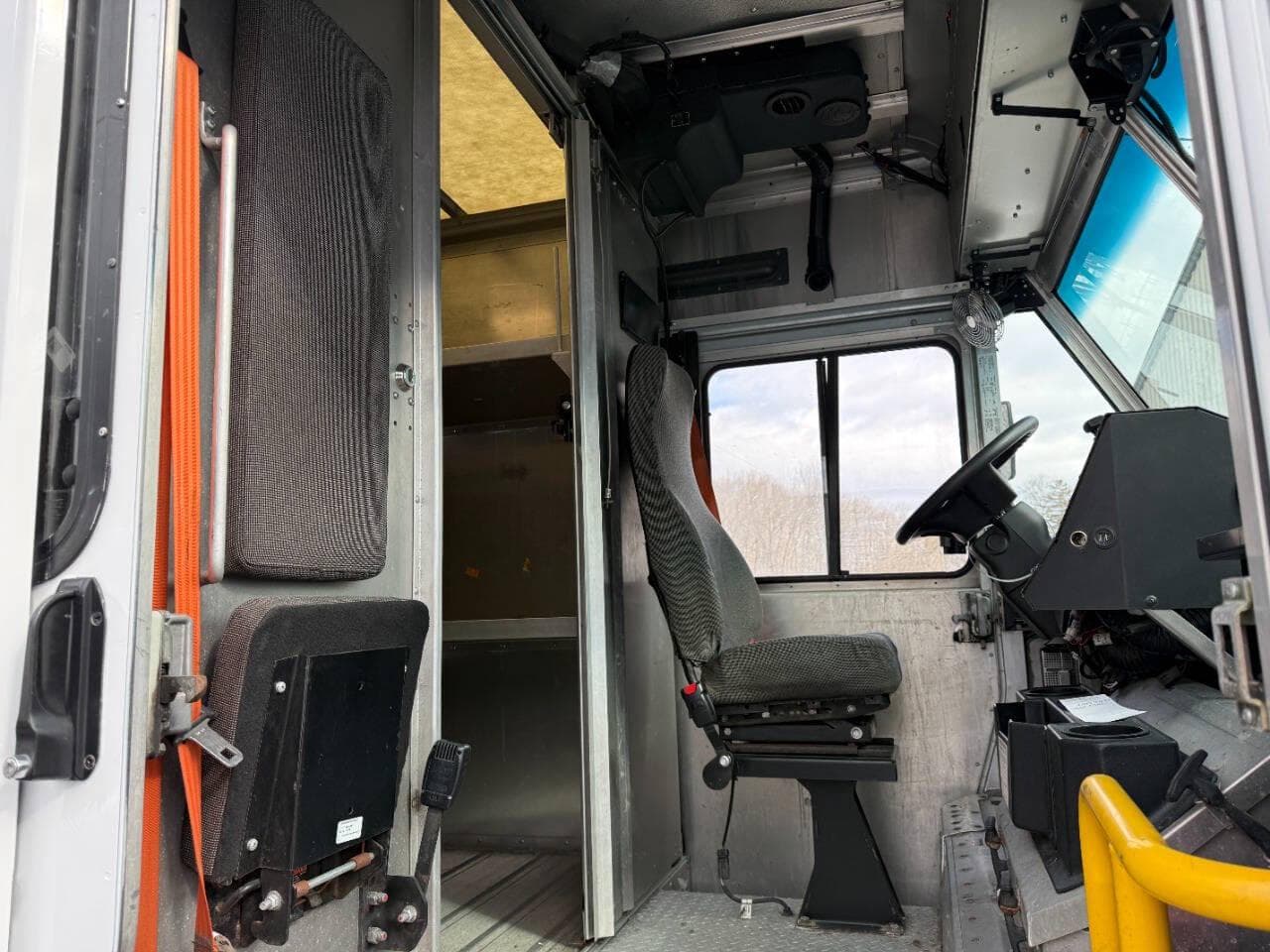 2021 Ford Stripped Chassis image 15