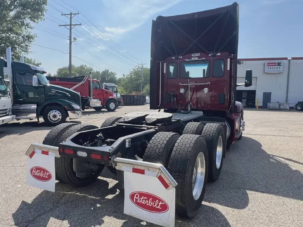 2022 Peterbilt 579 image 4