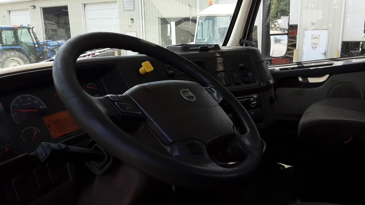 2017 VOLVO VNL64T300 image 11