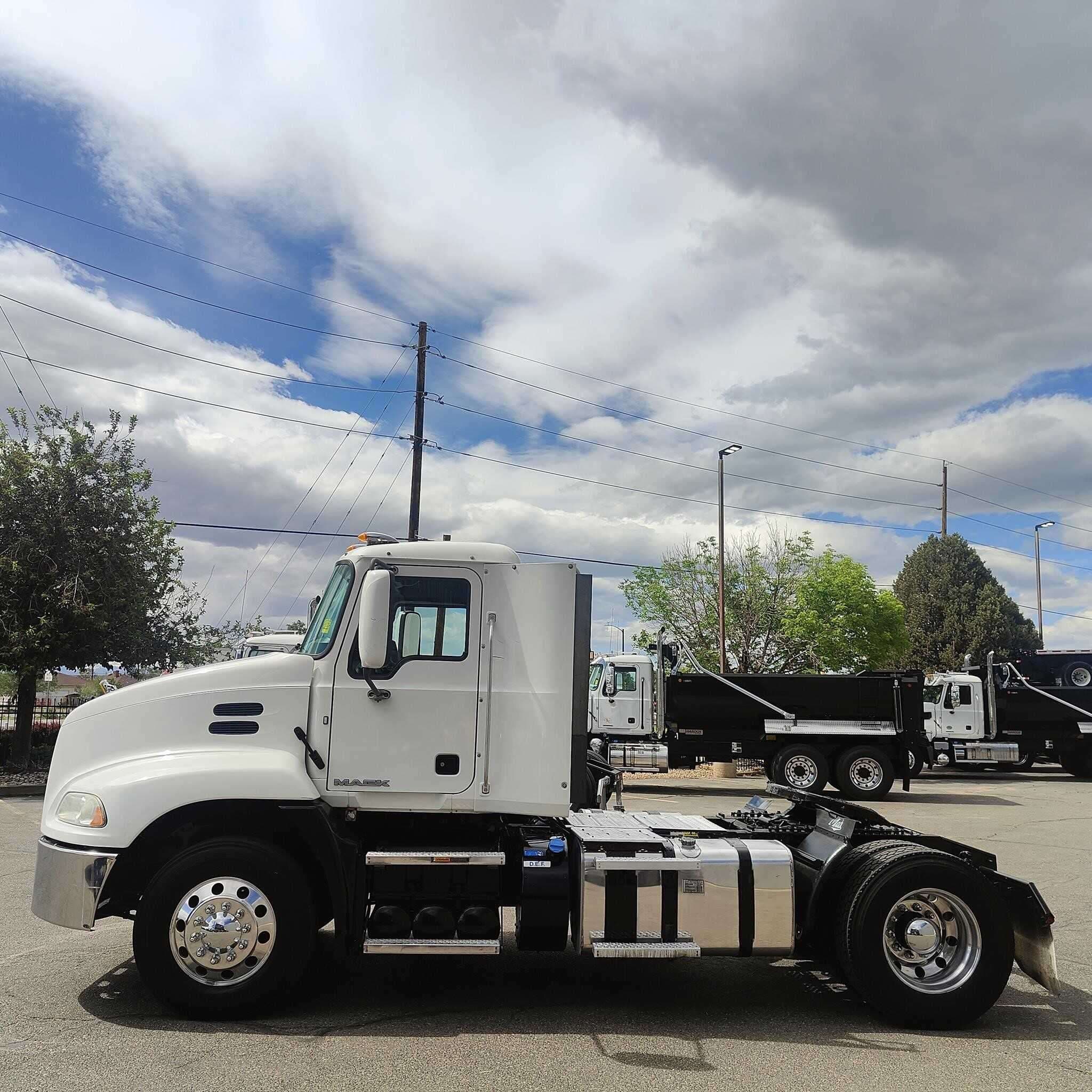 Used 2017 MACK 600 Conventional - Day Cab image 2