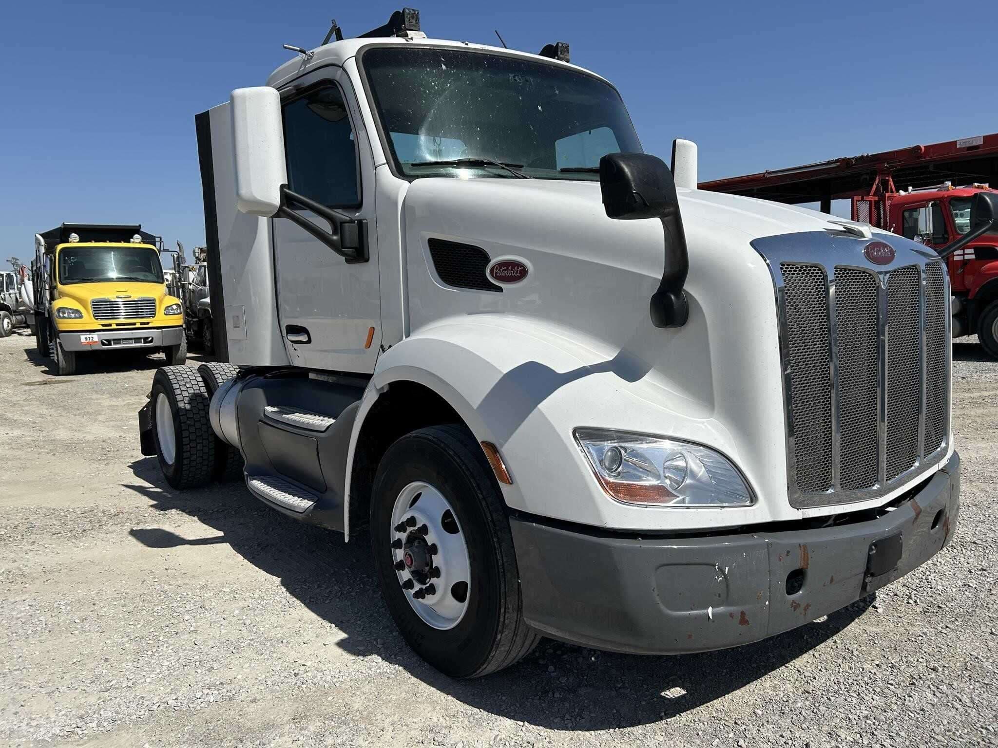 2016 Peterbilt 579 image 2