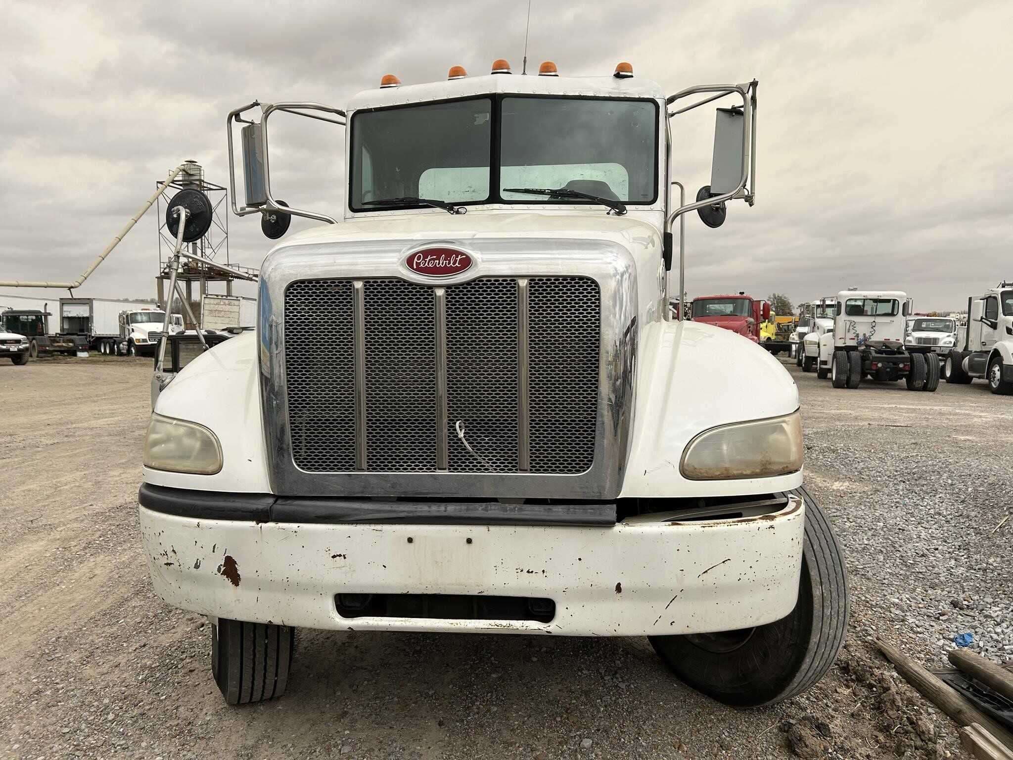 2015 Peterbilt 382 image 3