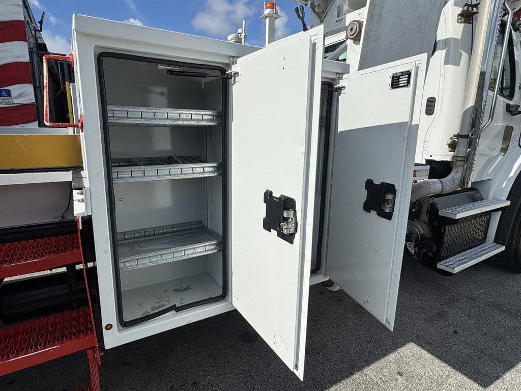 2015 Freightliner M2-112 image 26