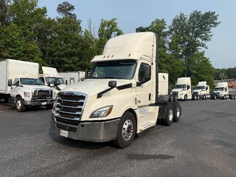 2019 Freightliner Cascadia 126 Day Cab Truck - 435HP, 12 Speed Automatic image 3