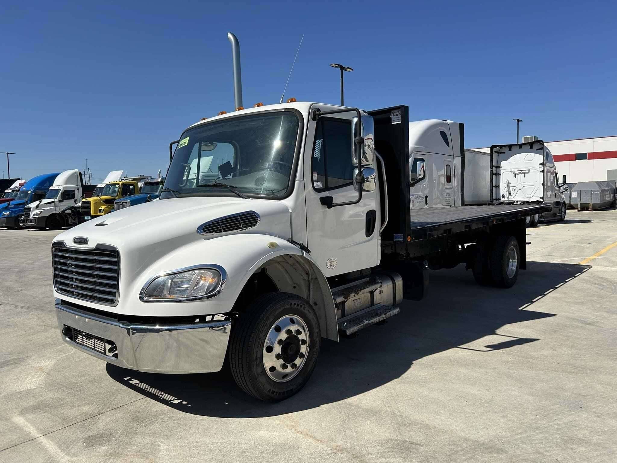 2019 Freightliner M2 image 2