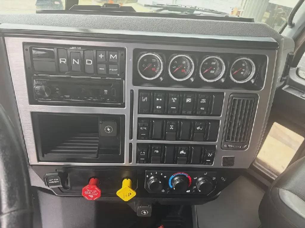 Used 2020 MACK Conventional - Sleeper Truck image 5