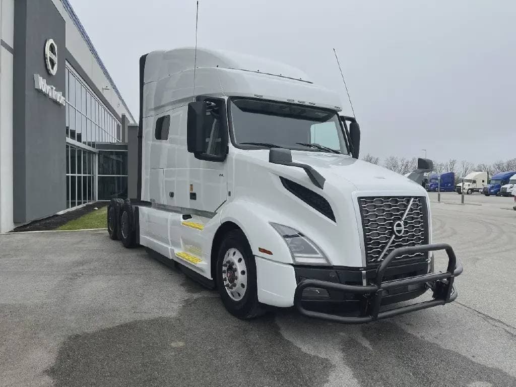 2022 Volvo VNL image 2