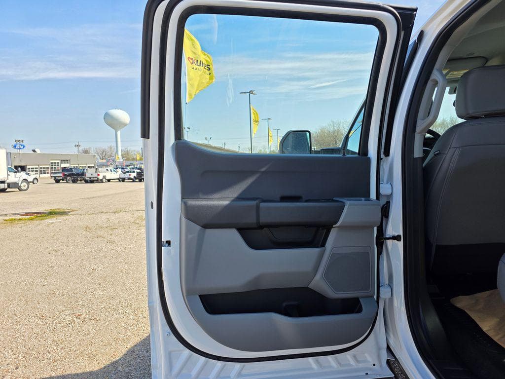 2026 Ford F-450SD XL DRW CAB CHASSIS image 23