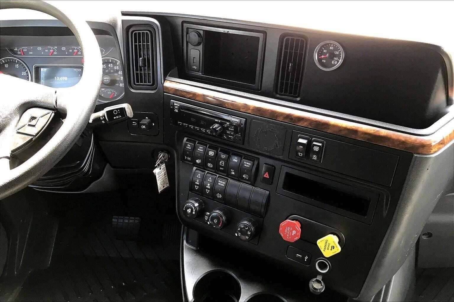 2021 International LT625 image 5