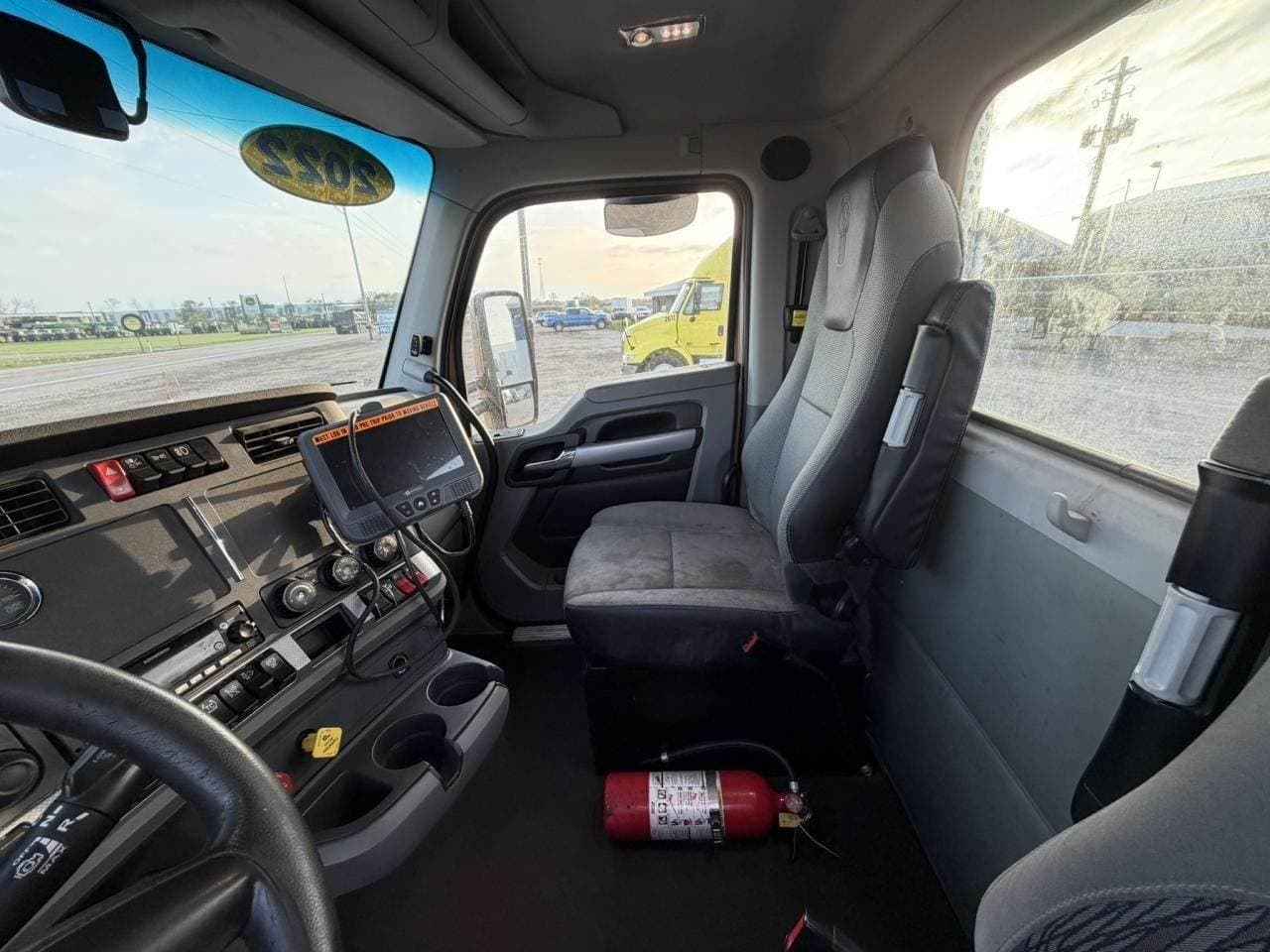 2022 Kenworth T680 Day Cab Truck - Paccar 405HP, 12 Speed Automatic image 4